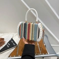 Regenbogen gewebte Zylinderbox-Tasche mit Goldnieten und einer Ketten-Schultergurt - Regenbogen-Weiß