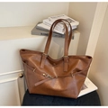 Dettaglio borsa tote in pelle marrone con fibbia dorata e doppi manici sottili - Marrone