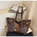 Dettaglio della borsa tote marrone retrò in pelle cerata lucida con fibbie in metallo oro - Marrone