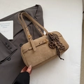 Detail van kaki lederen schoudertas met verstelbare riemen en decoratieve hangers - Khaki Met Hanger