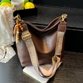 Sac hobo en cuir marron foncé avec bandoulière géométrique et charms en perles colorées - Marron