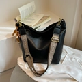 Sac seau en cuir noir mat avec bandoulière géométrique et breloque en perles de bois - Noir