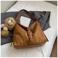 Detail der großen braunen hobo-tasche mit gewebter textur und löwen-anhänger - Mit Anhänger / Braun