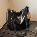Sac seau noir polyvalent avec coutures contrastées blanches et breloque ours en peluche - Noir avec pendentif