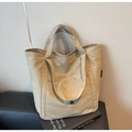 Vista dettagliata della grande borsa tote beige con tasca frontale e dettaglio fibbia in metallo - Cachi