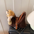 Borsa tote intrecciata marrone scuro con tracolla in pelle e ciondolo a testa di leone - Caffè (Con Ciondolo)