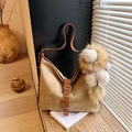Secchiello retrò in camoscio beige con trama intrecciata, tracolla e ciondolo a pompon - Cachi (Con Pendente)