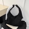 Minimalistische schwarze Hobo-Tasche aus Wildlederimitat mit breitem Gurt und Schnalle - Schwarz