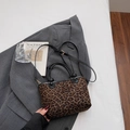 Vintage leopard print handbag with black leather handles and adjustable shoulder strap - Without Pendant / Black