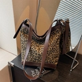 Grand sac cabas à imprimé léopard avec bordures en cuir marron et bandoulières réglables - Marron