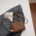 Borsa a mano retrò leopardata con tracolla marrone regolabile su blazer grigio - senza ciondolo / Marrone