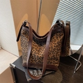 Grand sac seau à imprimé léopard avec garniture en cuir marron et bandoulière - Marron