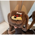 Dettaglio borsa di peluche marrone con cucciolo giallo e toppa a forma di osso - caffè
