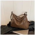 Dettaglio di una borsa hobo in morbida pelle marrone scuro con cerniere argentate parallele - Taglia unica / Cachi