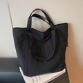 Borsa tote minimalista in nylon nero con logo CM e tasca portaoggetti frontale - Nero