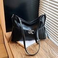 Borsa hobo retrò in pelle nera con doppia fibbia argento su superficie in legno chic - Nero