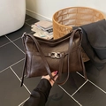 Borsa tote vintage in pelle PU marrone scuro con fibbia argentata e tracolla regolabile - Marrone