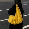 Sac à bandoulière jaune vif surdimensionné en tissu léger porté sur le dos du mannequin - Jaune