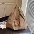 Grand sac hobo en nylon marron café avec poche zippée latérale et large bandoulière - Khaki