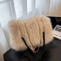 Bolso de hombro de pelo sintético en beige albaricoque con cadena dorada - Caqui