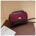 Dettaglio della borsa in pelle scamosciata bordeaux e pelle trapuntata nera con chiusura oro - Rosso
