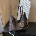 Dark brown tote bag in matte leather featuring a leopard print charm with gold letter - With Pendant / Brown