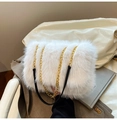 Bolso de hombro de pelo sintético blanco con textura suave y elegantes cadenas de metal dorado - Blanco