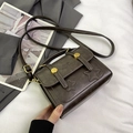 Vintage donkerbruine crossbody tas met sterpatches en verstelbare riem in een modieuze setting - Bruin