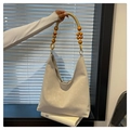 Detalle de un bolso tote grande con asa envuelta en algodón y adornos de cuentas de madera - Beige