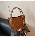 Détail du sac seau en daim marron avec coutures en cuir et breloque en perles de bois - Avec Pendentif / Marron