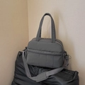 Borsa da viaggio grigia versatile in nylon resistente con dettagli trapuntati e tracolla - grigio scuro