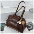Makroansicht der braunen Vintage-Tasche mit Logo-Prägung und detailliertem Seitenreißverschluss - Braun (Mit Anhänger)