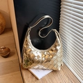 Modische goldene geflochtene Hobo-Tasche mit Metallic-Finish und feiner Flechtstruktur - Champagner