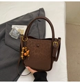 Détail d'un sac seau marron à imprimé léopard avec pendentif en perles et sangle - Avec Pendentif / Léopard Café