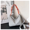 Detalle del bolso bandolera gris de tela con asa de cuerda trenzada en azul y naranja - Gris