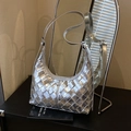 Silberne geflochtene Hobo-Tasche mit verstellbarem Riemen und schicker Halbmond-Form - Silber