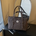 Retro-Tote-Bag aus Kaffeewildleder mit weißen Kontrastnähten und Drehverschluss - Braun