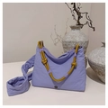 Detalle del bolso dumpling lila con asa trenzada amarilla en escena minimalista - Morado