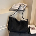 Borsa a tracolla retrò nera in pelle scamosciata opaca da donna con nappe e fibbia - Nero