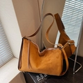 Borsa tote vintage in pelle scamosciata marrone con zip argento su tavolo in legno - Marrone