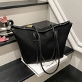 Bolso tote grande de ante negro con correas trenzadas y detalles de remaches de plata - Negro