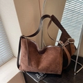 Borsa tote retrò in pelle scamosciata marrone scuro con frange e cerniera - caffè