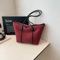 Bolso tote de ante burdeos con asas trenzadas negras y elegantes detalles de cuero - Rojo