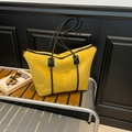 Bolso tote de ante amarillo con asas de cuero trenzado negro en banco de estilo retro - Amarillo