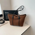 Bolso hobo grande de ante marrón retro con asas negras de cuero trenzado y diseño elegante - Marrón
