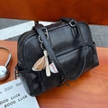 Matte schwarze Tote Bag mit Baseball-Anhänger und Seitenreißverschluss auf Holztisch - Schwarz (Mit Anhänger)