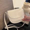 Schicke cremeweiße Satteltasche aus veganem Leder mit verstellbarem Gurt und Silberdetails - Weiß