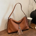 Bolso de hombro plisado marrón en forma de medialuna con borla de colores retro - Marrón