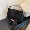 Grande borsa a tracolla in camoscio nero opaco con ampio manico e cerniera dorata - Nero