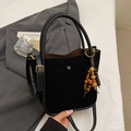 Sac seau minimaliste en daim noir avec breloque en perles de bois et bandoulière réglable - Avec Pendentif / Noir
